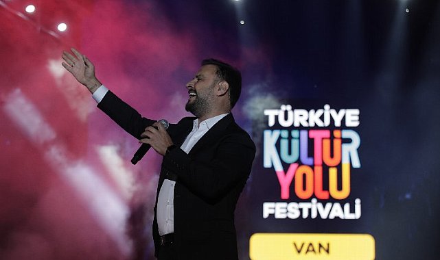 Van'da binlerce kişi Alişan'la halay çekti