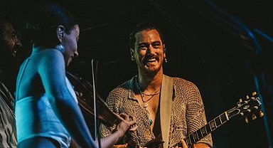 World Akustik konserleri sürüyor
