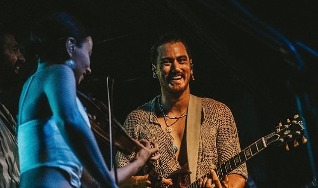 World Akustik konserleri sürüyor