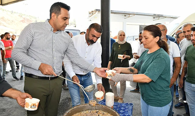 Başkan Yıldız'dan personele aşure ikramı