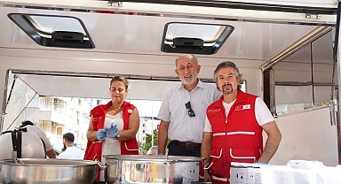 Bayraklı Kızılay Şubesi aşure etkinliği düzenledi