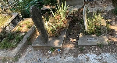 Bursa Alacahırka Mezarlığı'nda mezarlar toprağa gömüldü