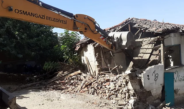 Bursa Osmangazi'de 'metruk' temizliğe devam