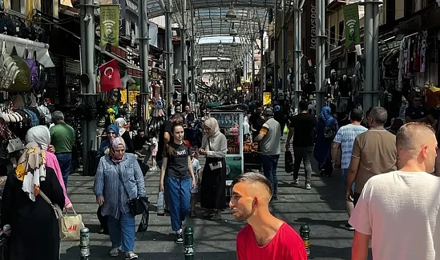 Bursa'nın Kapalı Çarşısı kalabalığı ile göz doldurdu