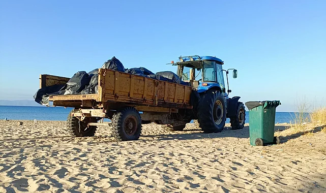 Erikli sahilinden iki traktör çöp toplandı