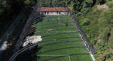 İzmit'te Turgut Mahallesi spor sahasının üstü kapatılıyor