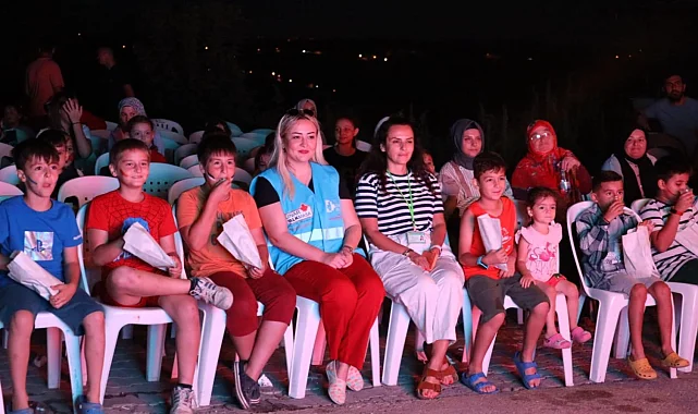 İzmit'te Yassıbağlı miniklerin sinema keyfi