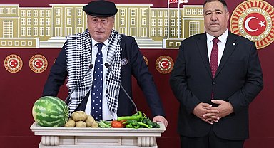 Kasketi taktı, sebze meyveleri TBMM kürsüsüne koydu!
