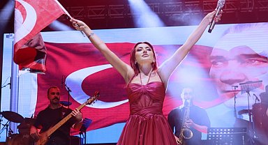 Melek Mosso, Kütahya'da 70.000 kişiyi Cumhuriyet Meydanı'nda buluşturdu!
