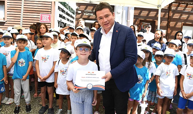 Minik yüzücüler sertifikalarını Başkan Aydın'ın elinden aldı