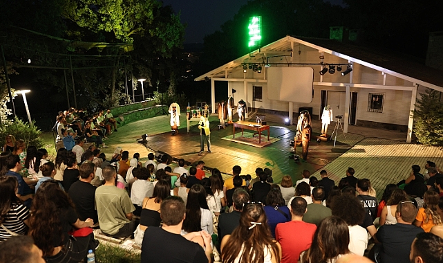 Nilüfer'de açık havada tiyatro keyfi