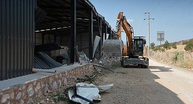 Osmangazi'de kaçak depo yıkıldı