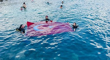 Zafer Bayramı'nı Saros'da bayrak açarak kutladılar