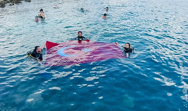 Zafer Bayramı'nı Saros'da bayrak açarak kutladılar