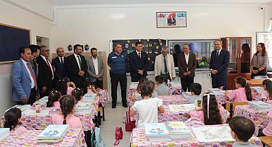 Başkan Ömeroğlu'ndan öğrencilere kırtasiye desteği