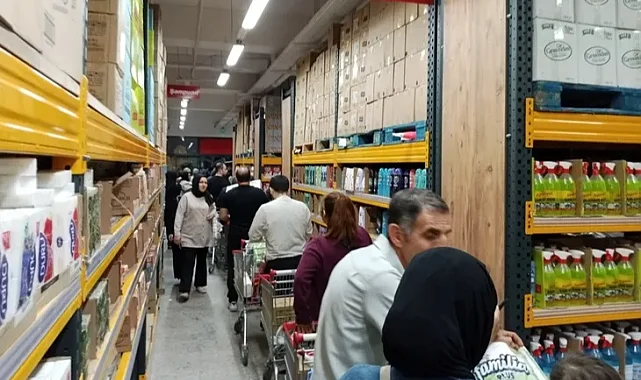 Bursa Nilüfer'de yeni açılan zincir market izdihama neden oldu