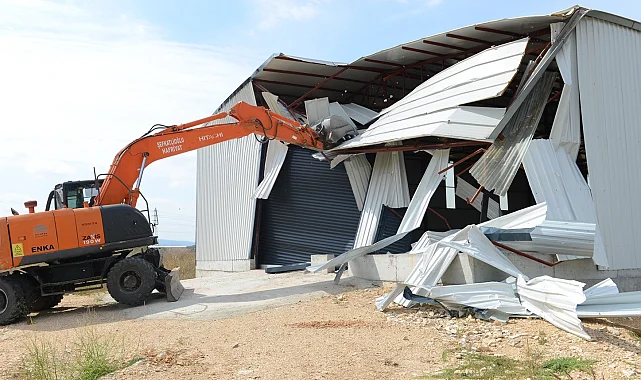 Bursa Nilüfer'in kırsal mahallelerindeki 3 kaçak yapı yıkıldı