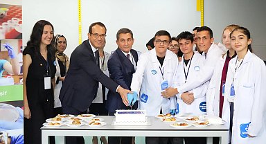 Dünya genelinde 1 milyon genci bilimsel keşifle tanıştırdı