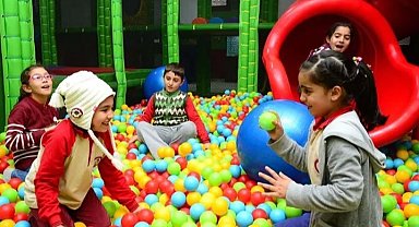Havaların serinlemesiyle kapalı çocuk oyun alanlarına ilgi artıyor