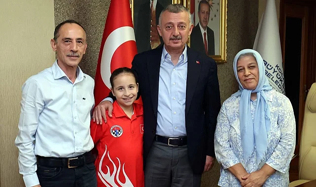 Kocaeli'de Başkan Büyükakın genç şampiyonla buluştu