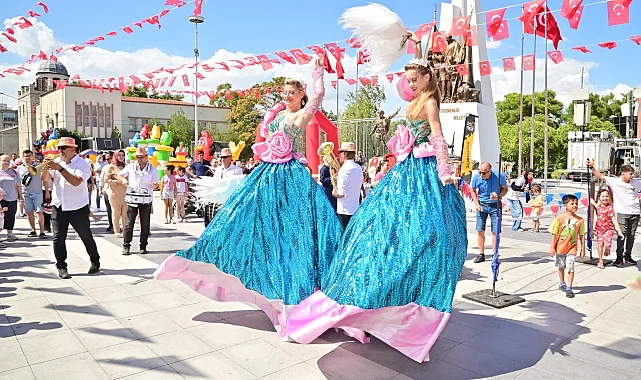 Manisa'da kurtuluş etkinlikleri çocukları sevindirdi