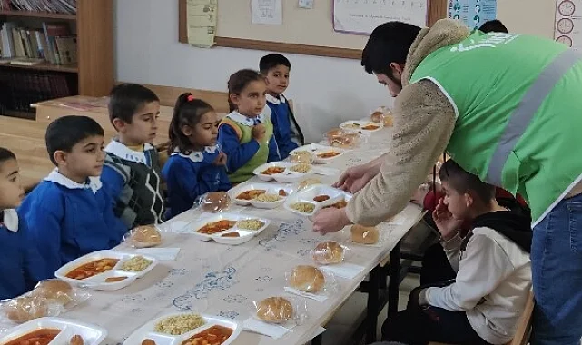 Okullara ulaştırılan 3 kap sıcak yemek depremzede çocukları motive etti