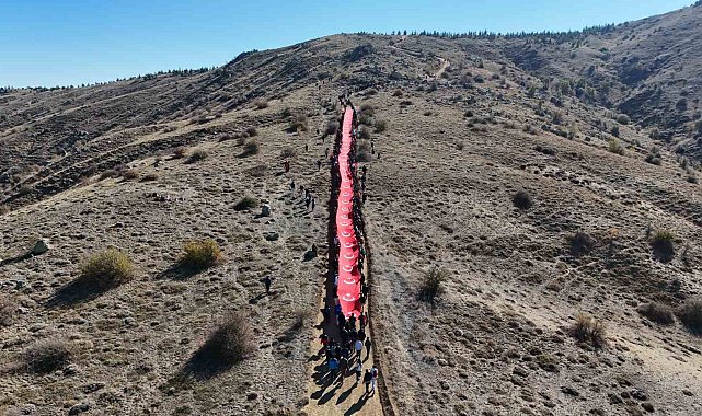 1744 rakımlı Dinek Dağı zirvesinde Cumhuriyet coşkusu