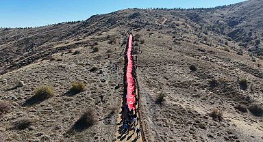 1744 rakımlı Dinek Dağı zirvesinde Cumhuriyet coşkusu