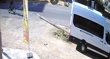 5 metrelik direği yola devirdi, bisiklet sürücüsü son anda kurtuldu