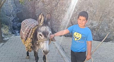 9 yaşında ekmeğinin peşinde