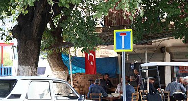 Adana'da esnaftan teröre Türk bayraklı tepki