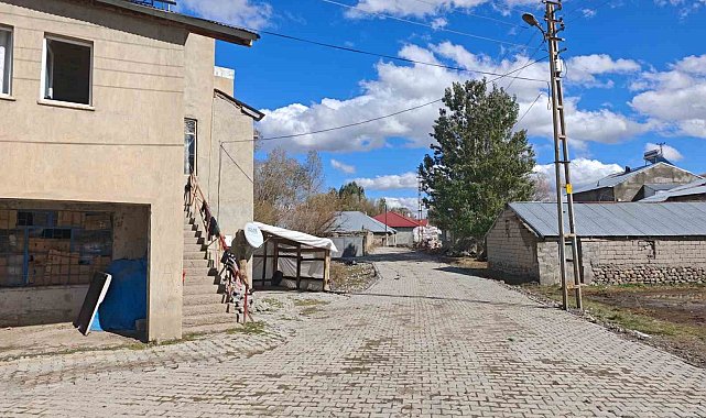 Ağrı'da köy yolu yenileme çalışmaları devam ediyor
