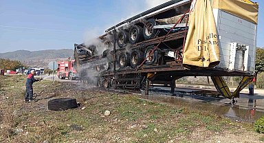 Amasya'da hurda yüklü tırın dorsesi alevlere teslim oldu