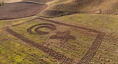 Amasyalı çiftçi tarlasına traktörüyle Türk bayrağı çizdi