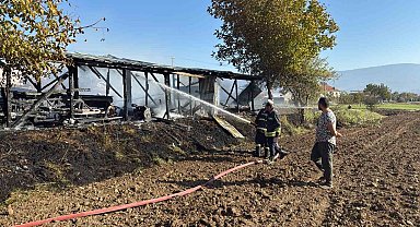 Anız yangınında tarım aletleri kül oldu
