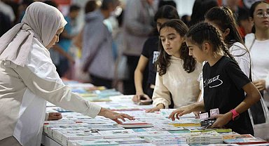 Antalya Kitap Fuarı'na ilk günden yoğun ilgi