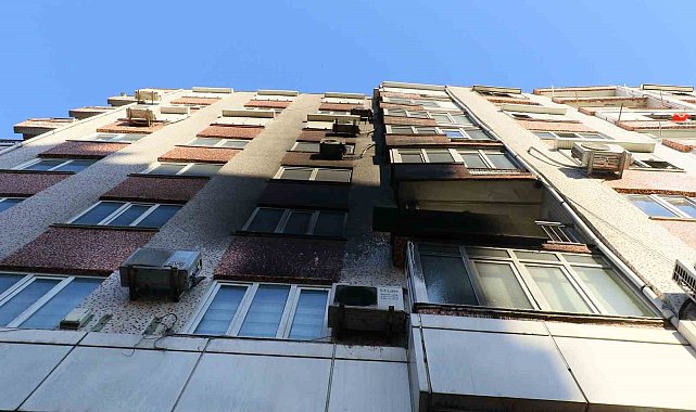 Antalya'da cam yüklü kamyonet alev alev yandı, gökyüzünü siyah dumanlar kapladı