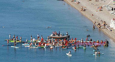 Antalya'da dalgıçlar denizde dev Türk bayrağı açtı