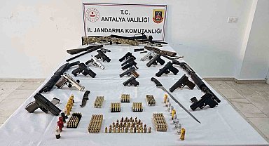 Antalya'da jandarmadan eş zamanlı silah operasyonu