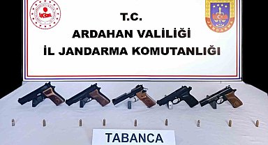 Ardahan'da otomobilde 5 adet ruhsatsız tabanca ele geçirildi