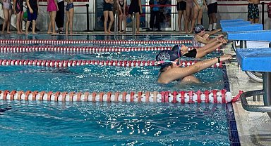 Arnavutköy'de 29 Ekim Cumhuriyet Kupası Yüzme Yarışması heyecanı yaşandı