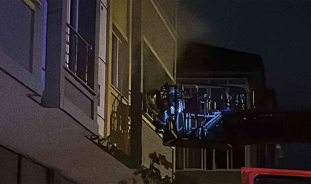 Arnavutköy'de elektrik panosundan çıkan yangın paniğe neden oldu