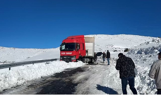 Artvin'de kar yağışı sürücülere zor anlar yaşattı