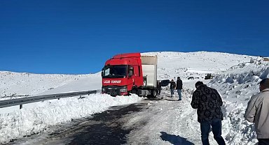 Artvin'de kar yağışı sürücülere zor anlar yaşattı