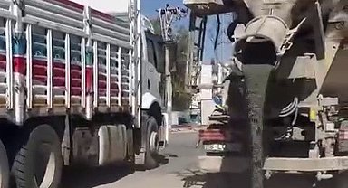 Asfalta çimento dökerek ilerledi