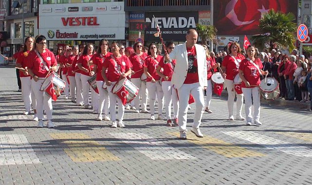Balıkesir'de 101.yılda 101 kişi zeybek oynadı