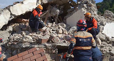Balıkesir'de enkazda arama kurtarma tatbikatı gerçeğini aratmadı