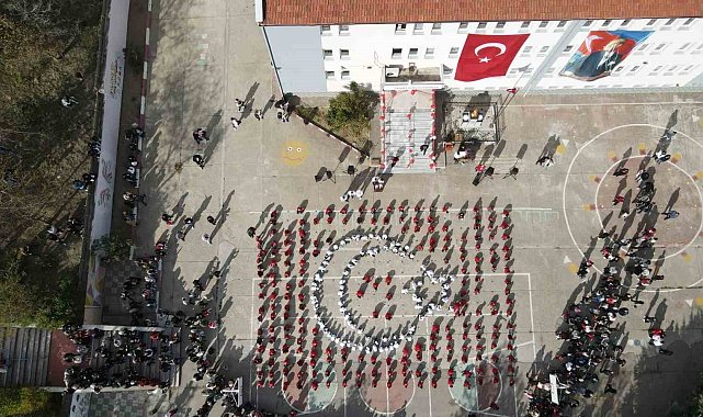 Bandırma'da öğrenciler "Ay Yıldız " kareografisi oluşturdu