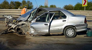 Bariyerlere çarpan otomobil hurdaya döndü, sürücü ağır yaralandı