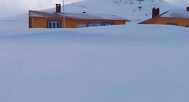 Başkale'de kar etkili oldu, yollar kapandı